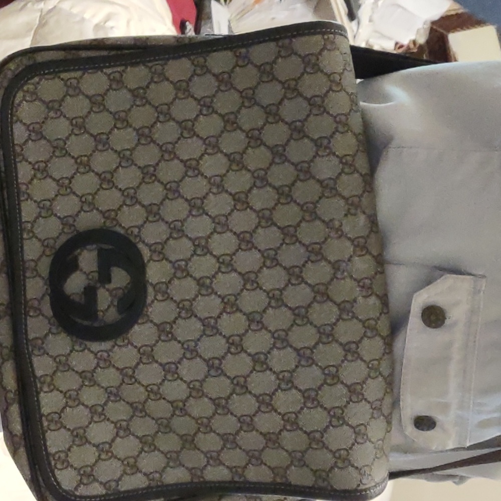 100% authentic Gucci magnet snaps Messenger Bag!